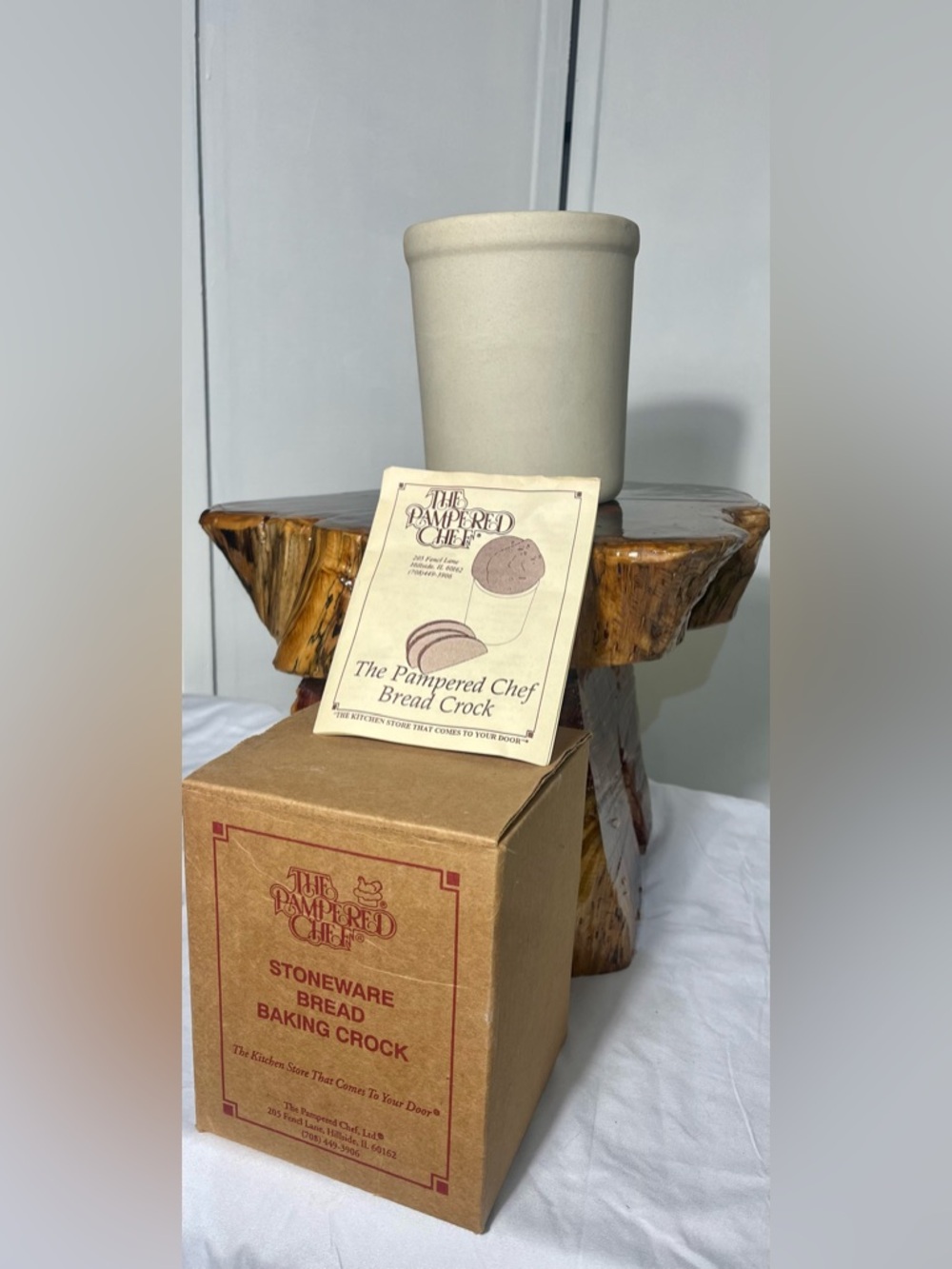 NIB! A The Pampered Chef Stoneware Bread Crock comes w/small bread booklet